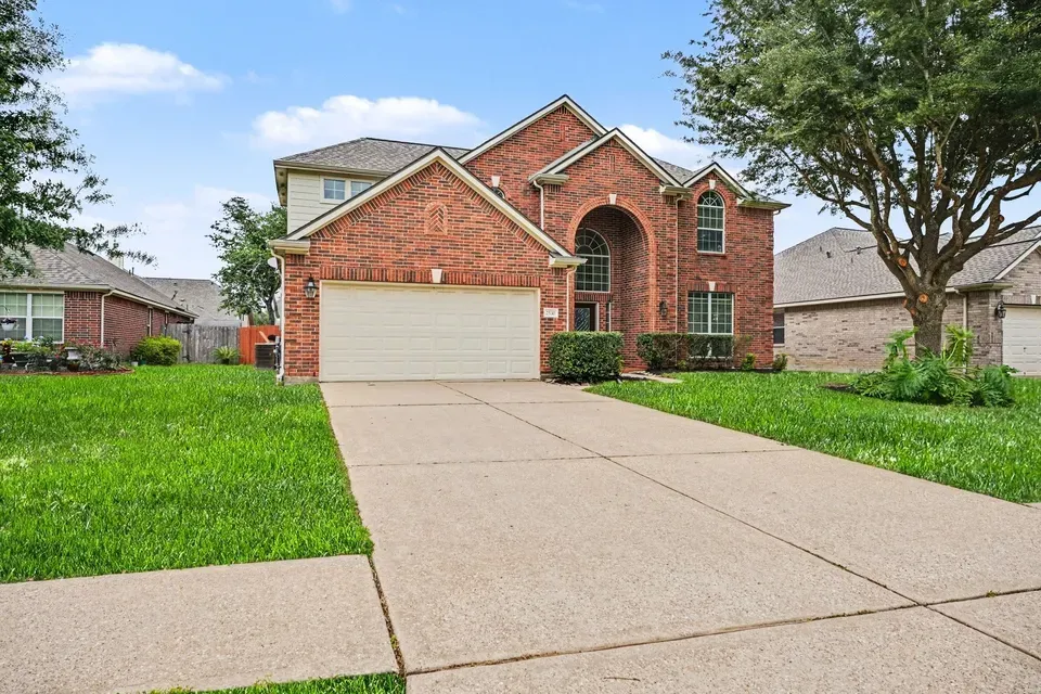 4 Bed 2 Bath Established Contemporary Home in League City, TX - 4