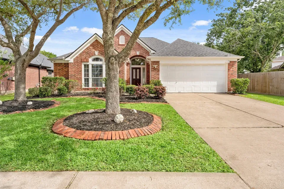 4 Bed 2 Bath Established Contemporary Home in League City, TX - 3