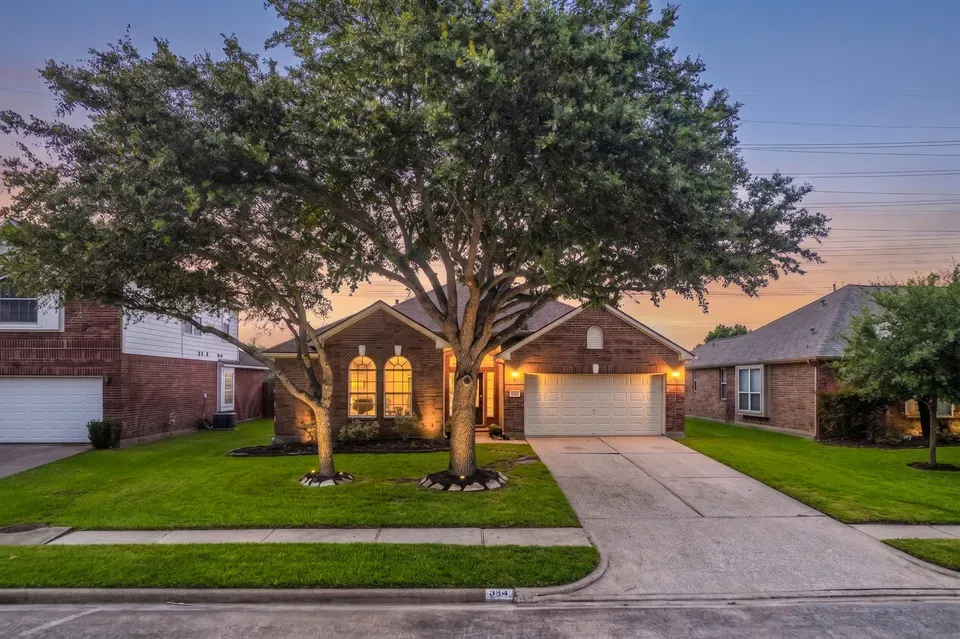 4 Bed 2 Bath Established Contemporary Home in League City, TX - 1