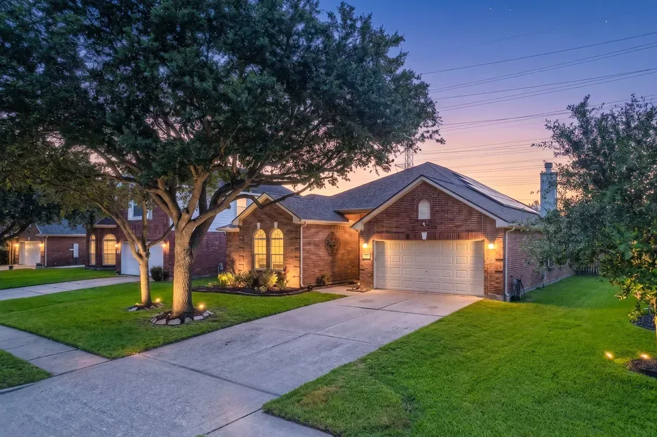 4 Bed 2 Bath Established Contemporary Home in League City, TX - 2
