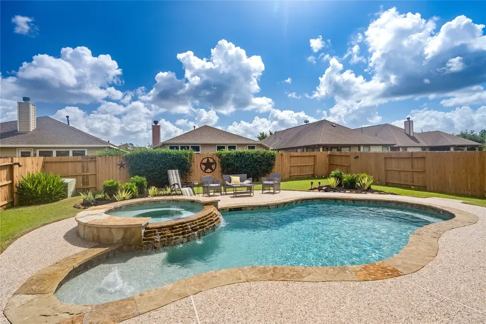 4 Bed 2 Bath Established Contemporary Home in League City, TX