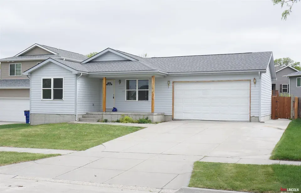 4 Bed 2 Bath Established Contemporary Home in Lincoln, NE