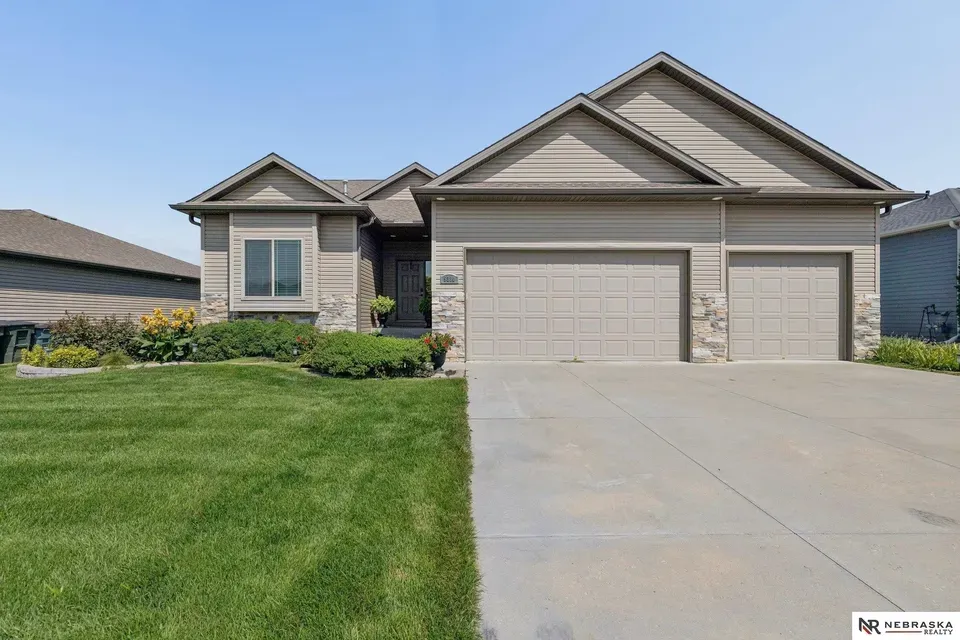 4 Bed 2 Bath Established Contemporary Home in Lincoln, NE - 1
