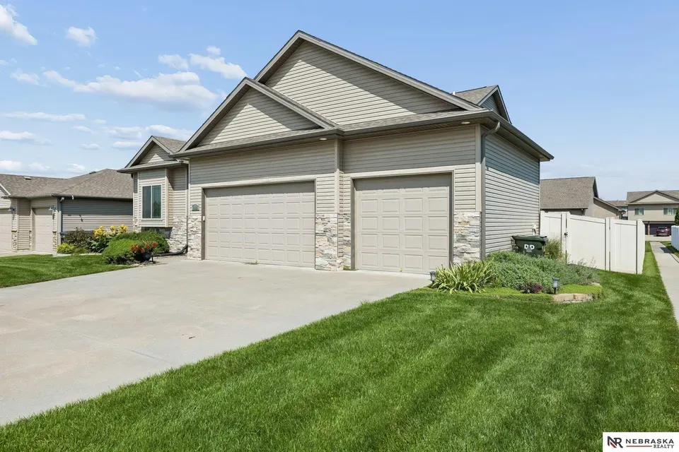 4 Bed 2 Bath Established Contemporary Home in Lincoln, NE - 2