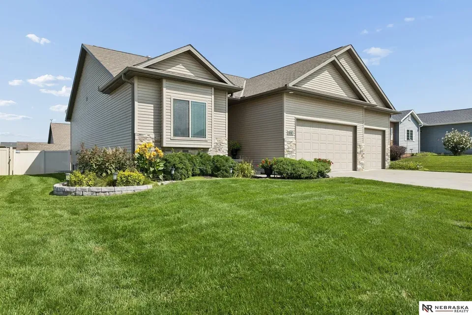 4 Bed 2 Bath Established Contemporary Home in Lincoln, NE - 3