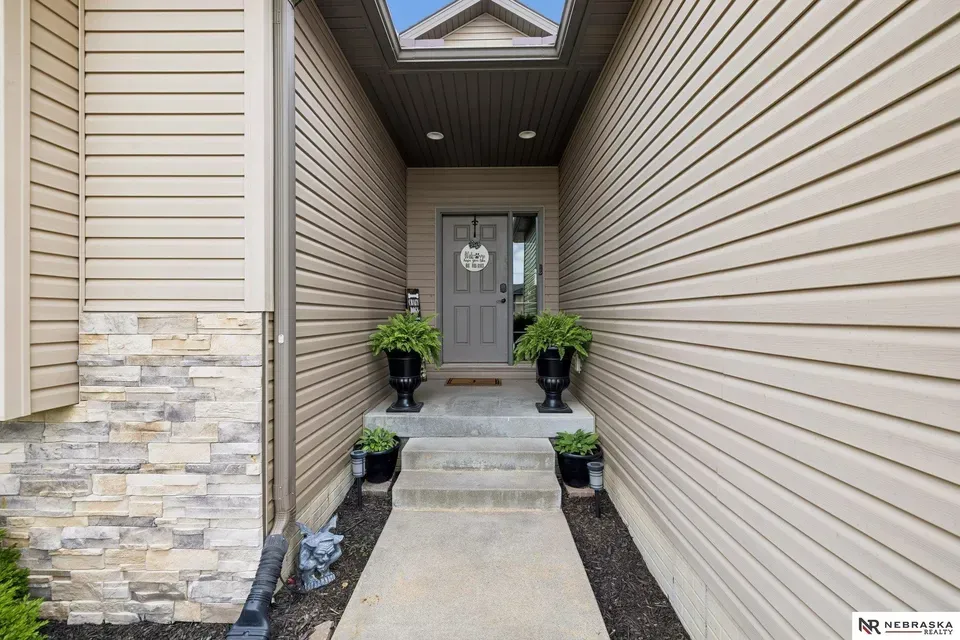 4 Bed 2 Bath Established Contemporary Home in Lincoln, NE - 4