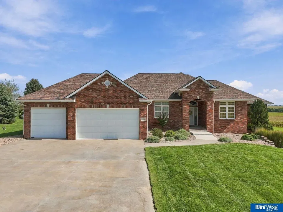4 Bed 2 Bath Established Contemporary Home in Lincoln, NE - 2