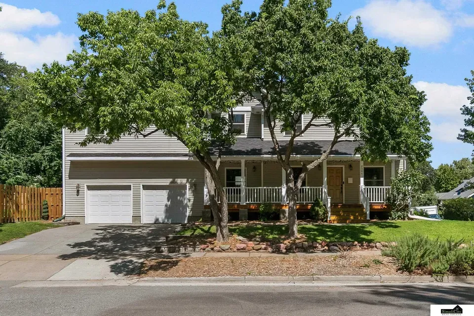 4 Bed 2 Bath Established Contemporary Home in Lincoln, NE - 2