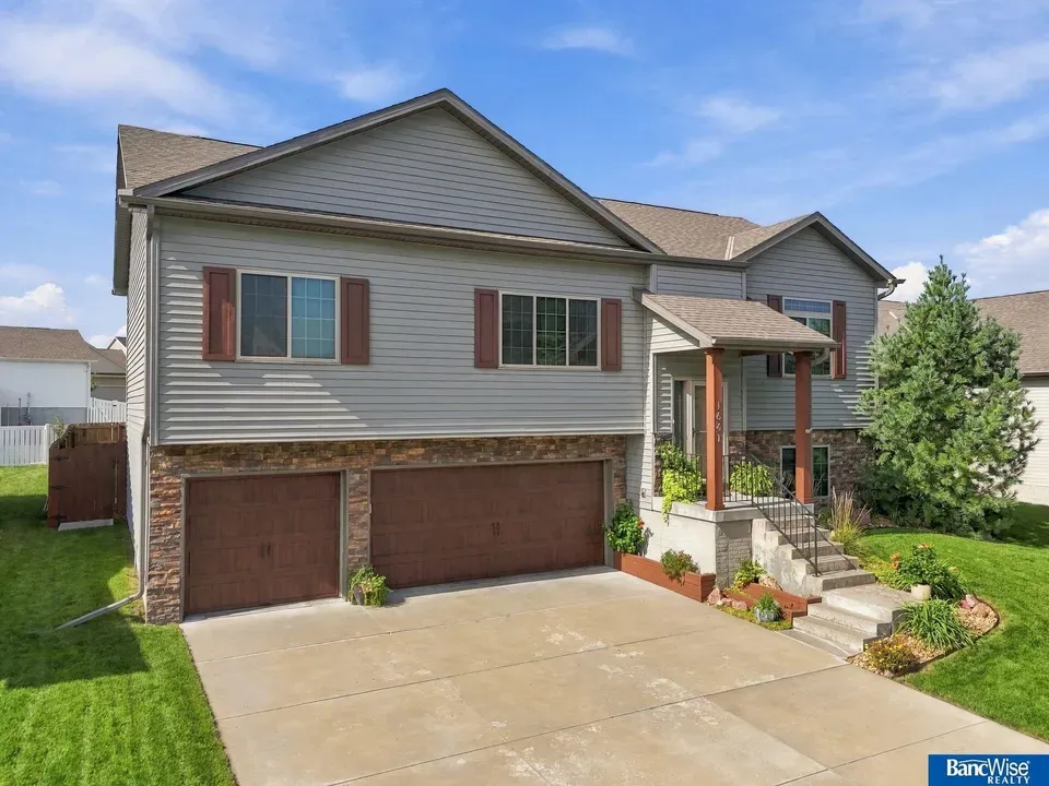 4 Bed 2 Bath Established Contemporary Home in Lincoln, NE