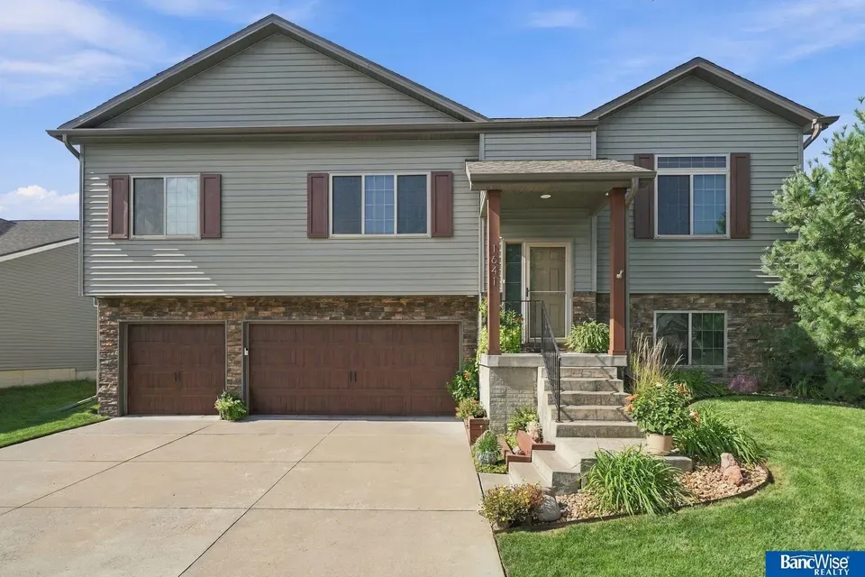 4 Bed 2 Bath Established Contemporary Home in Lincoln, NE - 2