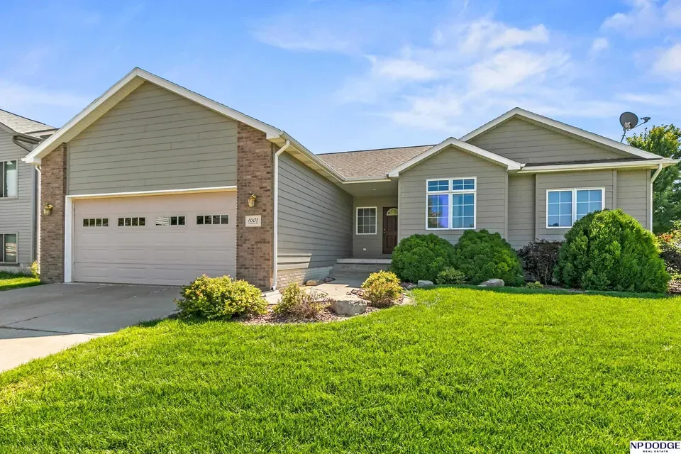 4 Bed 2 Bath Established Contemporary Home in Lincoln, NE - 2