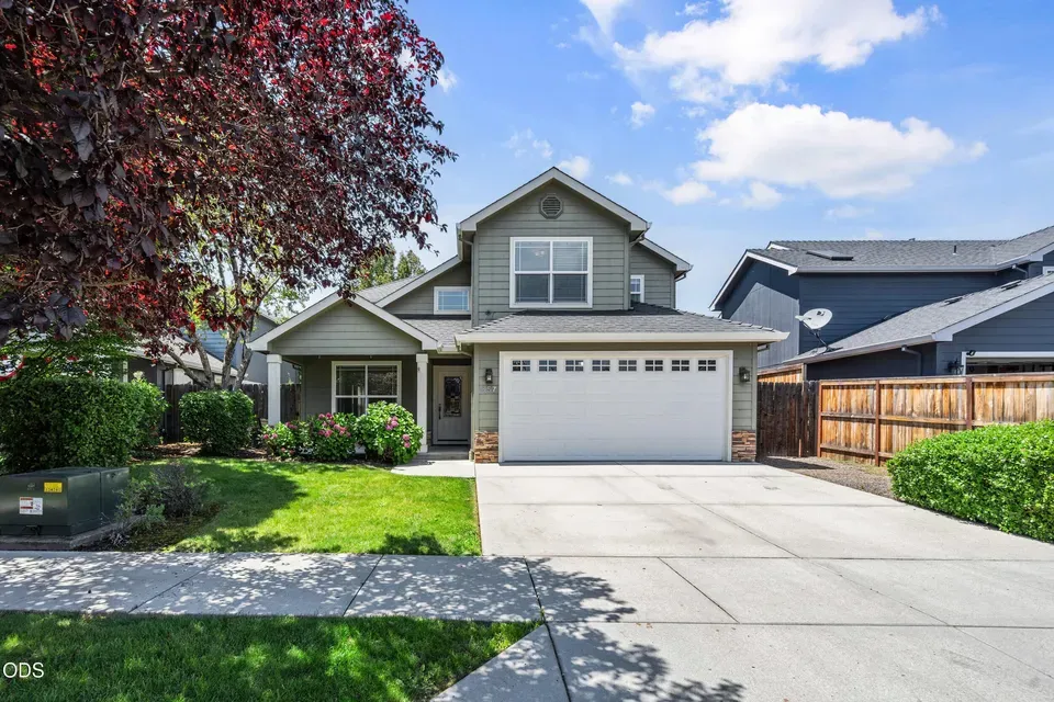 4 Bed 2 Bath Established Contemporary Home in Medford, OR