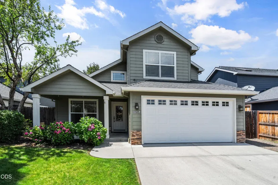 4 Bed 2 Bath Established Contemporary Home in Medford, OR - 2