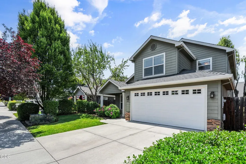4 Bed 2 Bath Established Contemporary Home in Medford, OR - 3