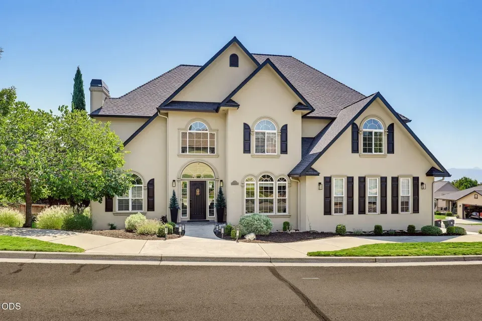 4 Bed 2 Bath Established Contemporary Home in Medford, OR - 1