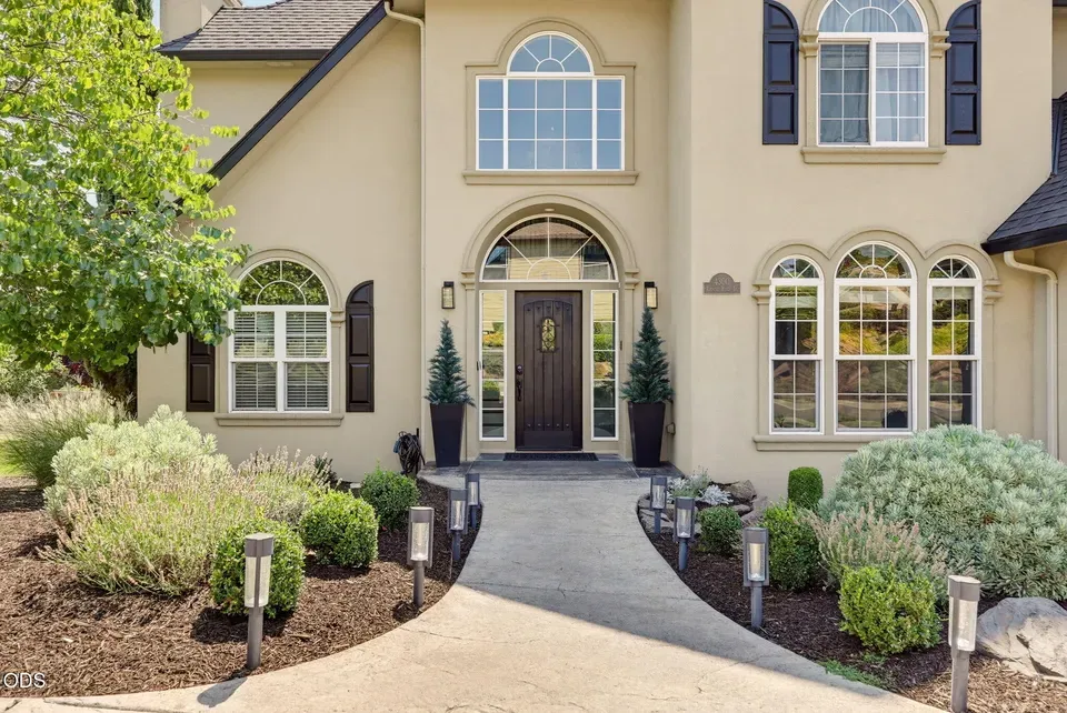 4 Bed 2 Bath Established Contemporary Home in Medford, OR - 2