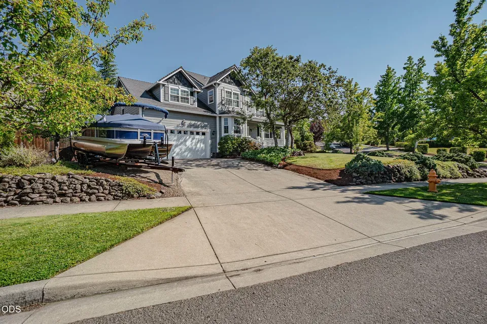 4 Bed 2 Bath Established Contemporary Home in Medford, OR - 1