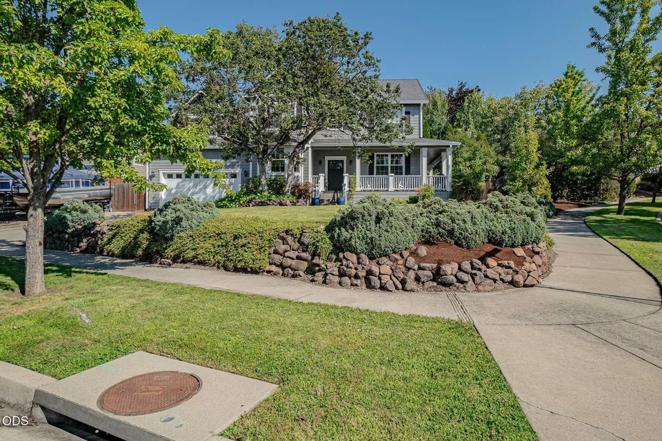 4 Bed 2 Bath Established Contemporary Home in Medford, OR - 2