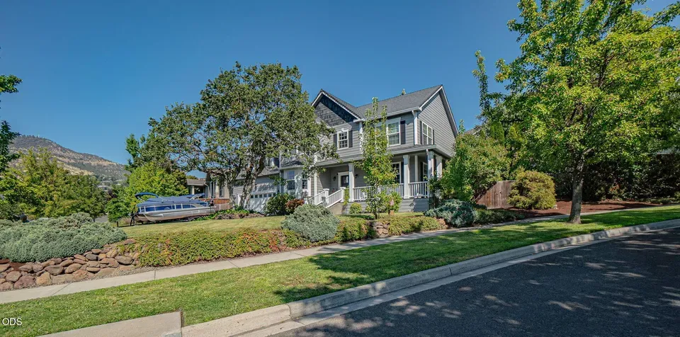 4 Bed 2 Bath Established Contemporary Home in Medford, OR - 3