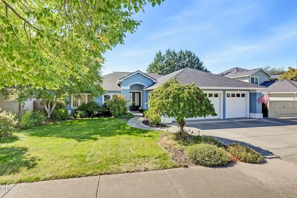 4 Bed 2 Bath Established Contemporary Home in Medford, OR - 1