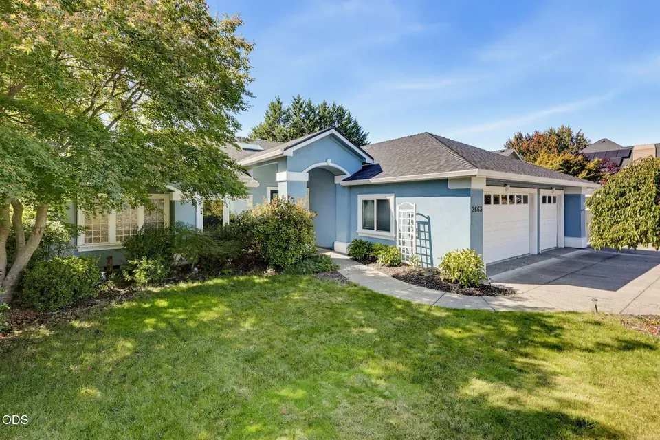 4 Bed 2 Bath Established Contemporary Home in Medford, OR - 2