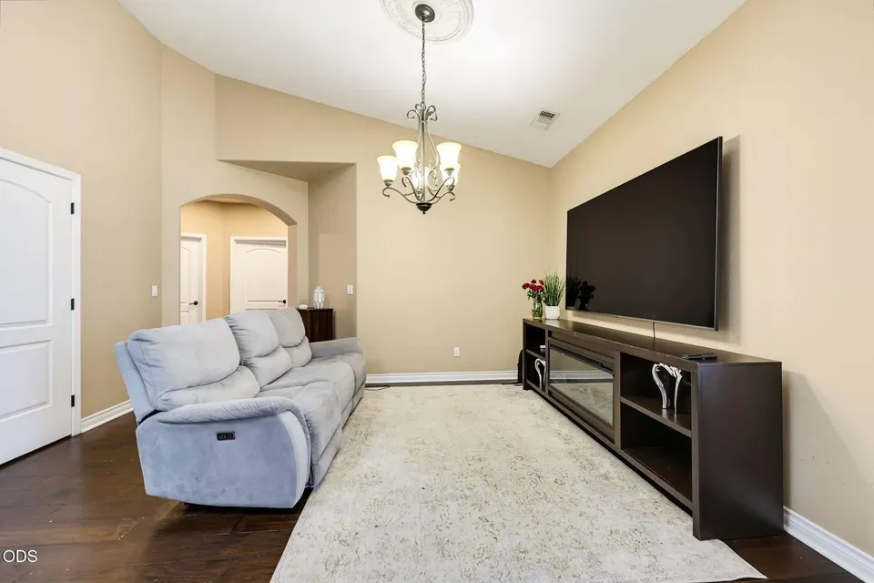 4 Bed 2 Bath Established Contemporary Home in Medford, OR - 5