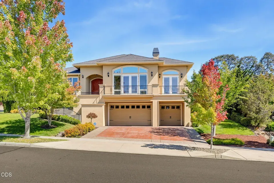 4 Bed 2 Bath Established Contemporary Home in Medford, OR - 1