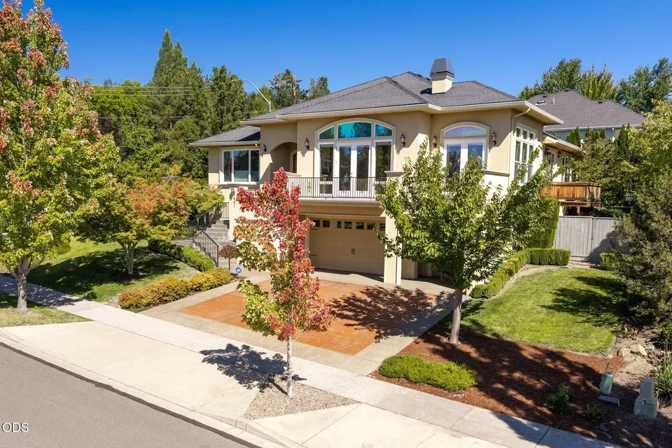 4 Bed 2 Bath Established Contemporary Home in Medford, OR - 2