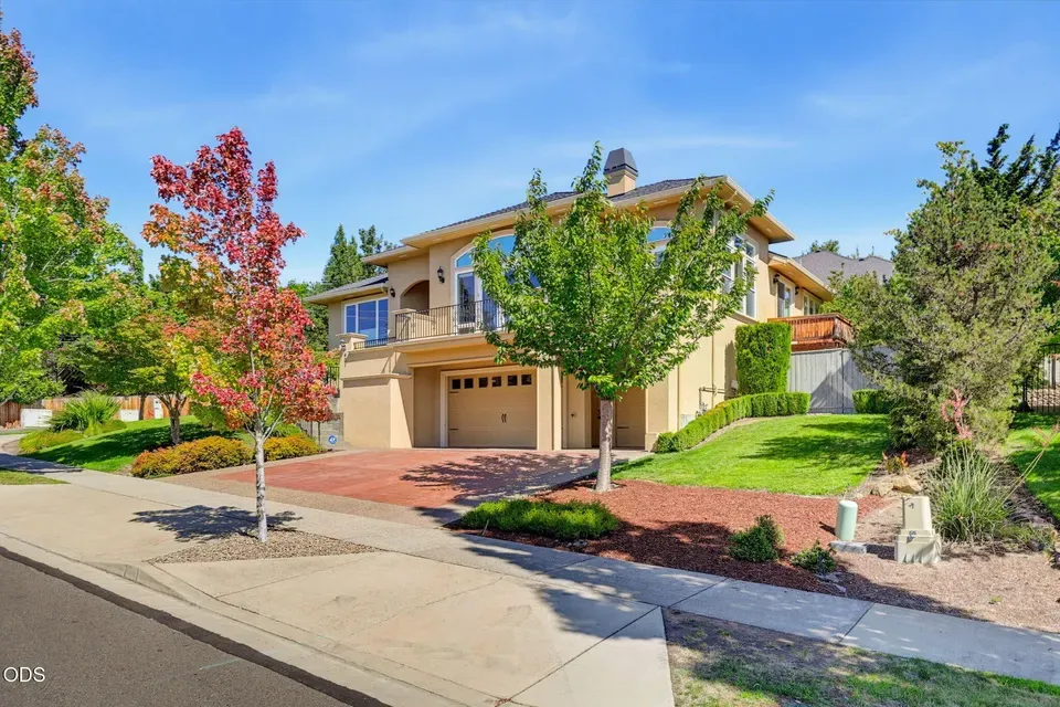 4 Bed 2 Bath Established Contemporary Home in Medford, OR - 3