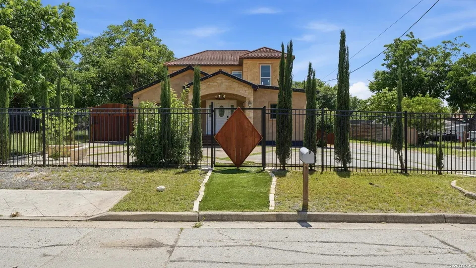 4 Bed 2 Bath Established Contemporary Home in New Braunfels, TX - 2