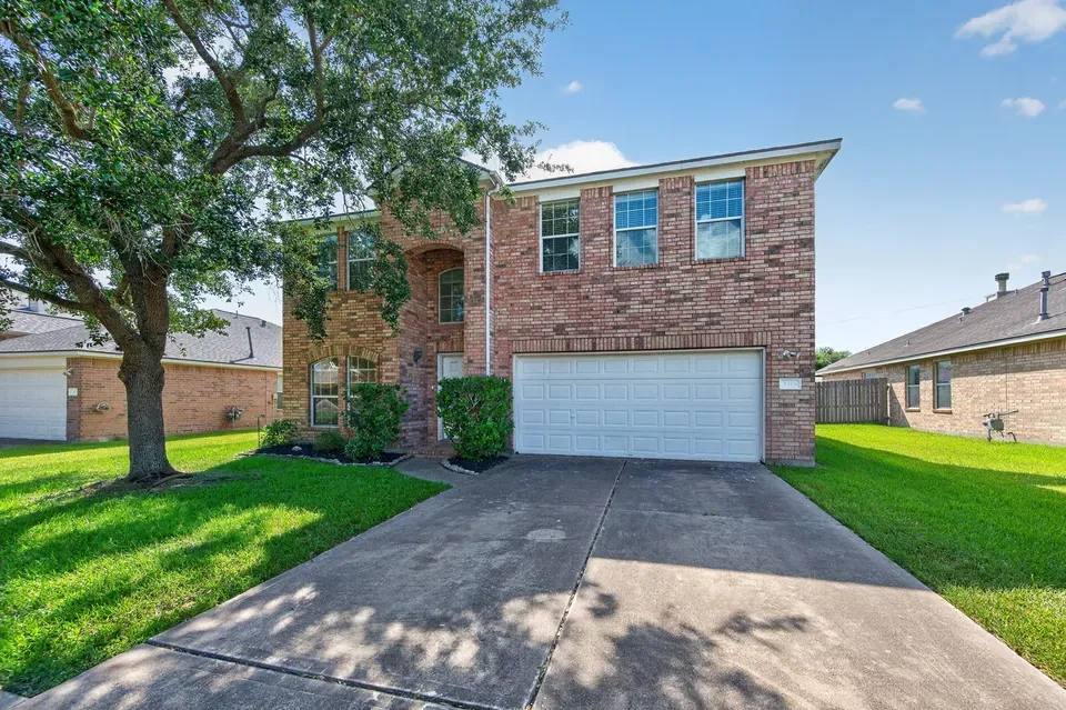 4 Bed 2 Bath Established Contemporary Home in Pearland, TX - 2