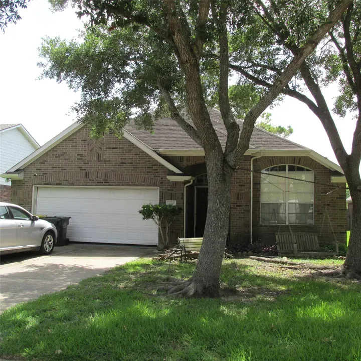 4 Bed 2 Bath Established Contemporary Home in Pearland, TX - 2