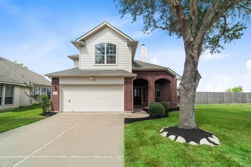 4 Bed 2 Bath Established Contemporary Home in Pearland, TX