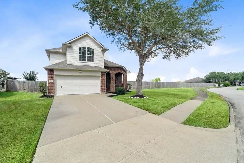 4 Bed 2 Bath Established Contemporary Home in Pearland, TX - 2