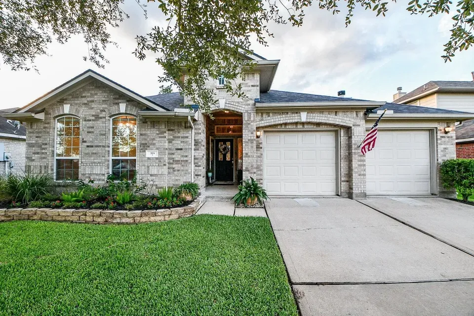 4 Bed 2 Bath Established Contemporary Home in Pearland, TX - 1
