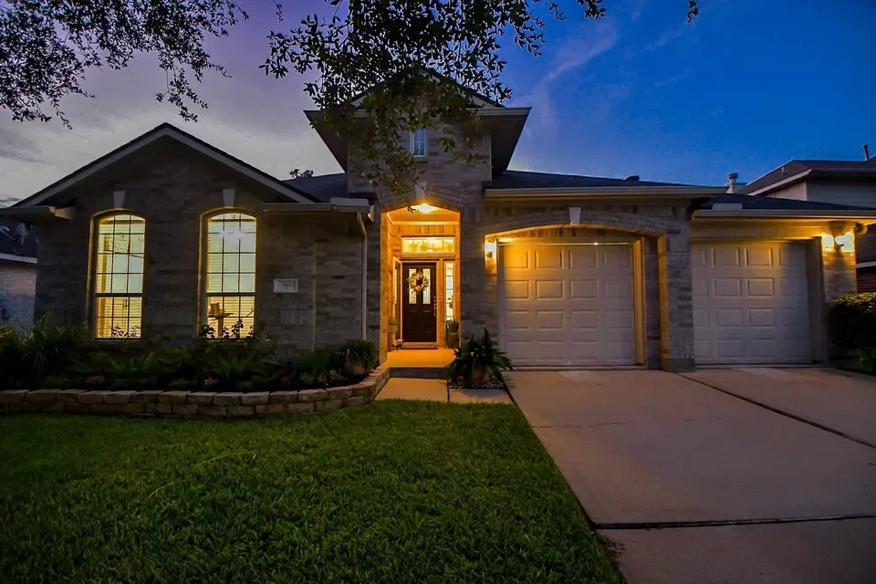 4 Bed 2 Bath Established Contemporary Home in Pearland, TX - 3