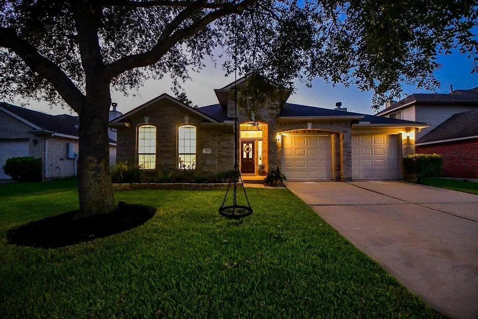 4 Bed 2 Bath Established Contemporary Home in Pearland, TX - 4