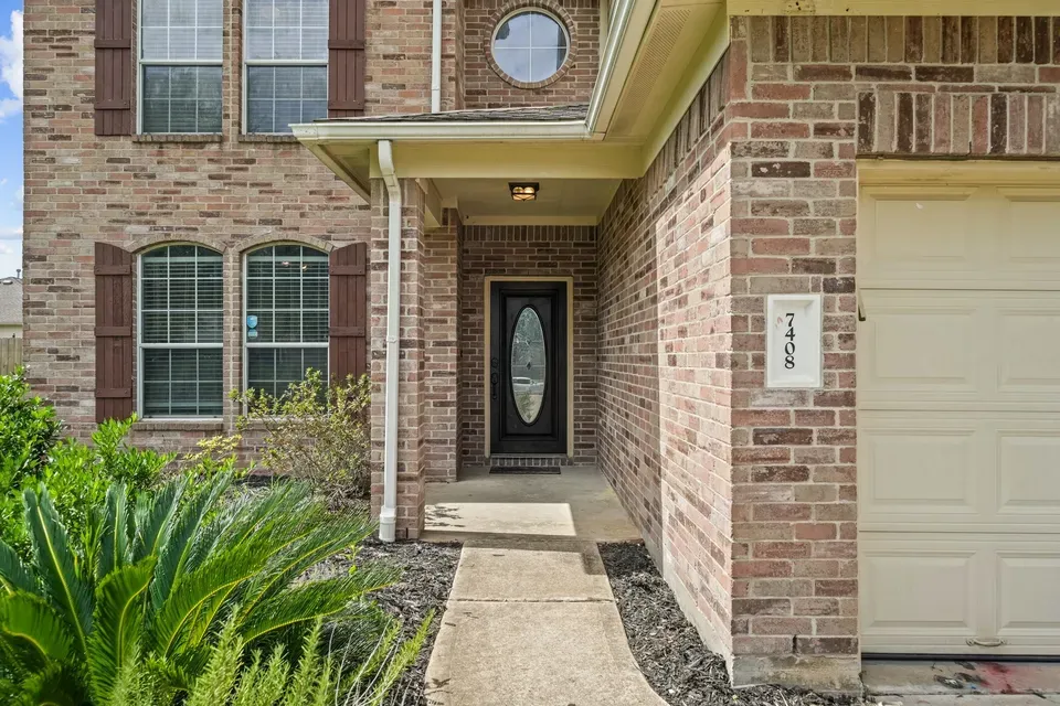 4 Bed 2 Bath Established Contemporary Home in Pearland, TX - 2