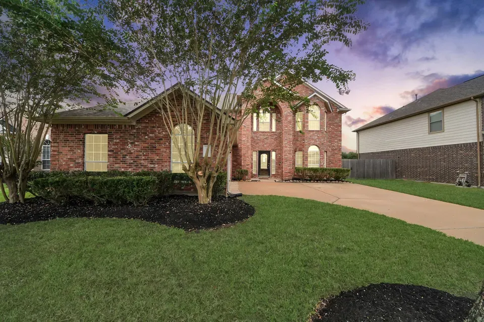 4 Bed 2 Bath Established Contemporary Home in Pearland, TX - 1