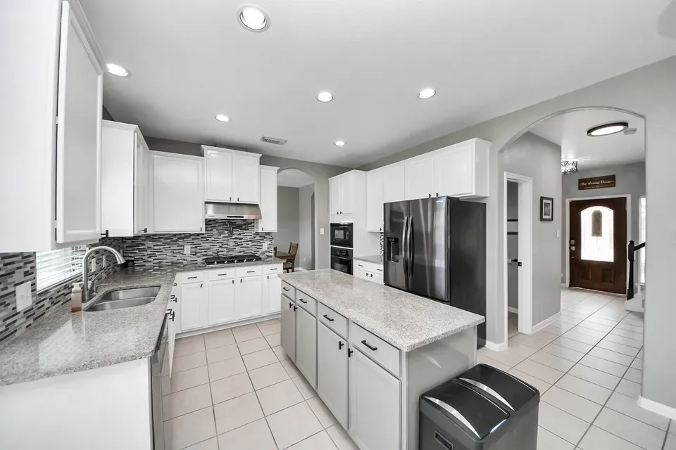 4 Bed 2 Bath Established Contemporary Home in Pearland, TX - 3