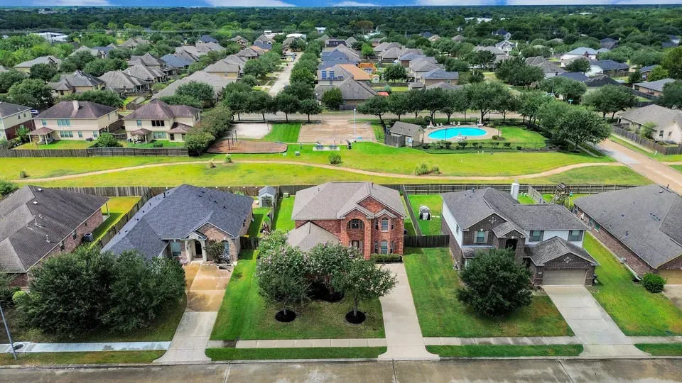 4 Bed 2 Bath Established Contemporary Home in Pearland, TX - 4