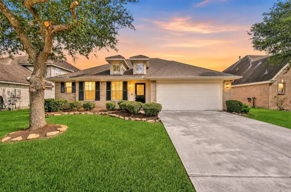 4 Bed 2 Bath Established Contemporary Home in Pearland, TX