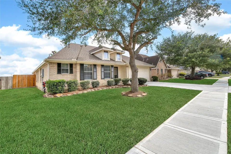 4 Bed 2 Bath Established Contemporary Home in Pearland, TX - 2