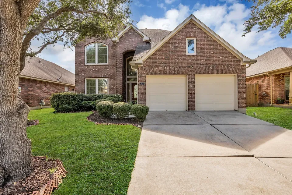 4 Bed 2 Bath Established Contemporary Home in Pearland, TX - 2