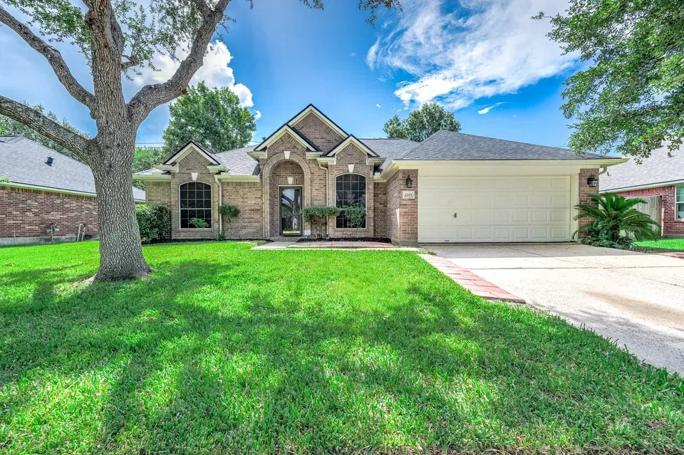 4 Bed 2 Bath Established Contemporary Home in Pearland, TX - 2