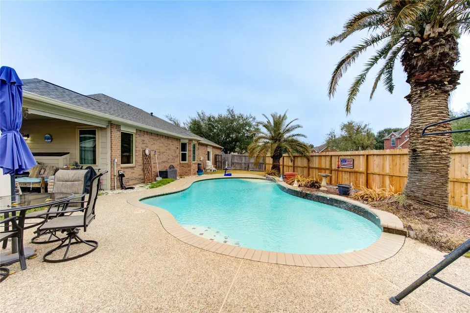 4 Bed 2 Bath Established Contemporary Home in Pearland, TX