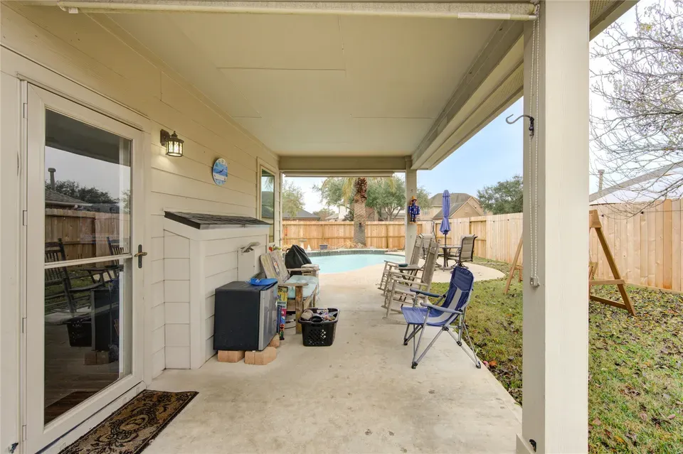 4 Bed 2 Bath Established Contemporary Home in Pearland, TX - 2