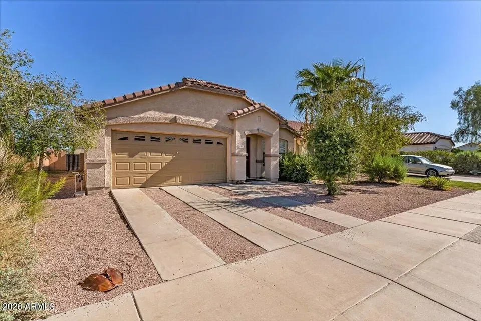 4 Bed 2 Bath Established Contemporary Home in Phoenix, AZ - 1