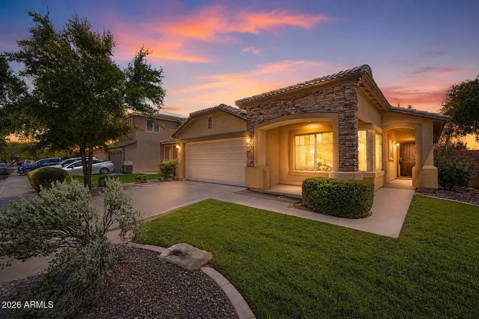 4 Bed 2 Bath Established Contemporary Home in Phoenix, AZ - 1