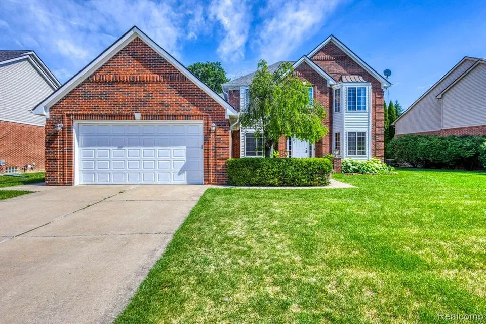 4 Bed 2 Bath Established Contemporary Home in Troy, MI